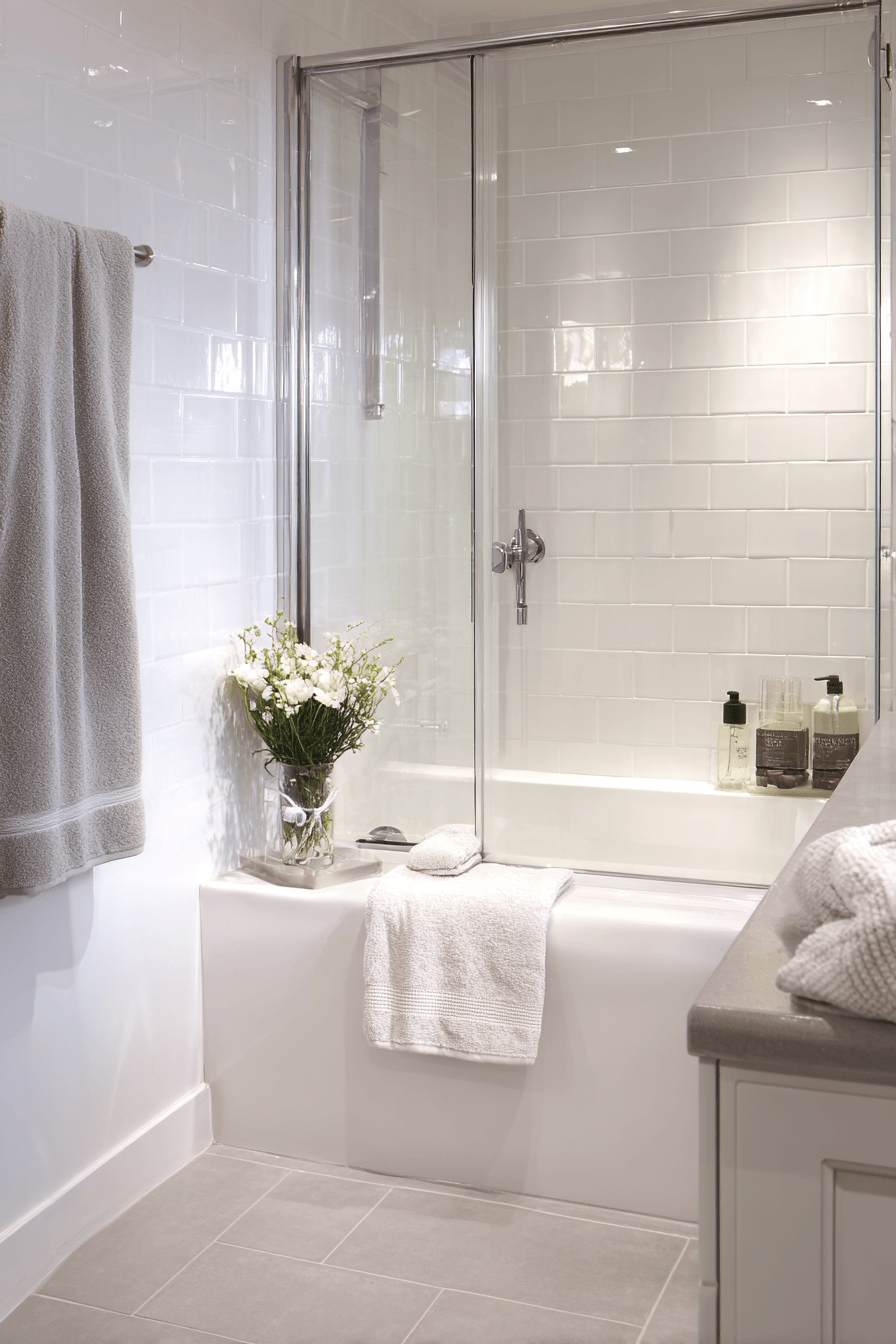 27 Small Bathroom Ideas With Tub That Feel Bright and Spacious